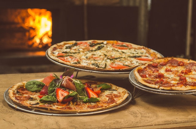 Pizzas au four à bois