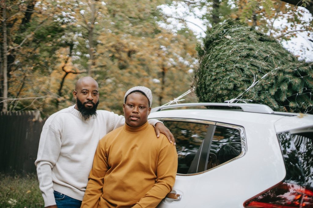 Deux hommes devant leur voiture