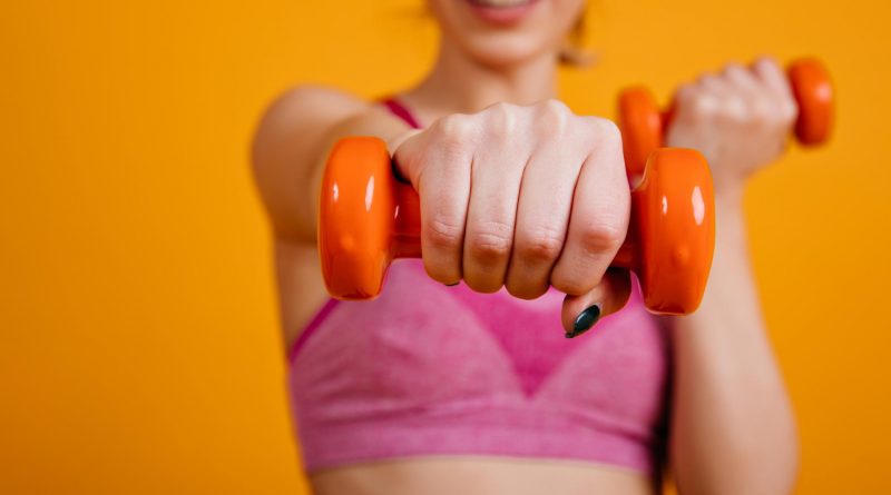 femme qui fait de la gym fitness