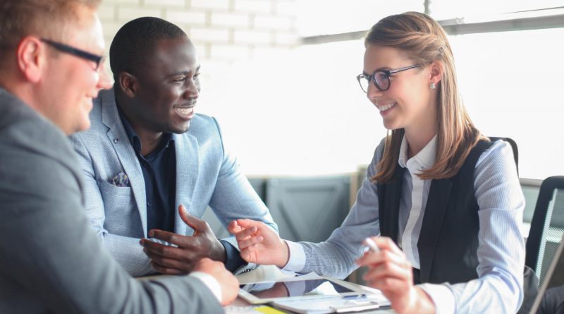 trois professionnels qui discute