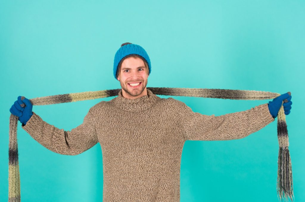 homme avec un pull en cachemire