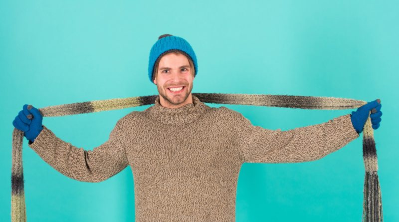 homme avec un pull en cachemire