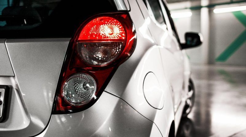plan arrière droit phare arrière d'une voiture dans un parking