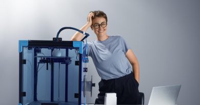 femme qui s'appui sur une imprimante 3D