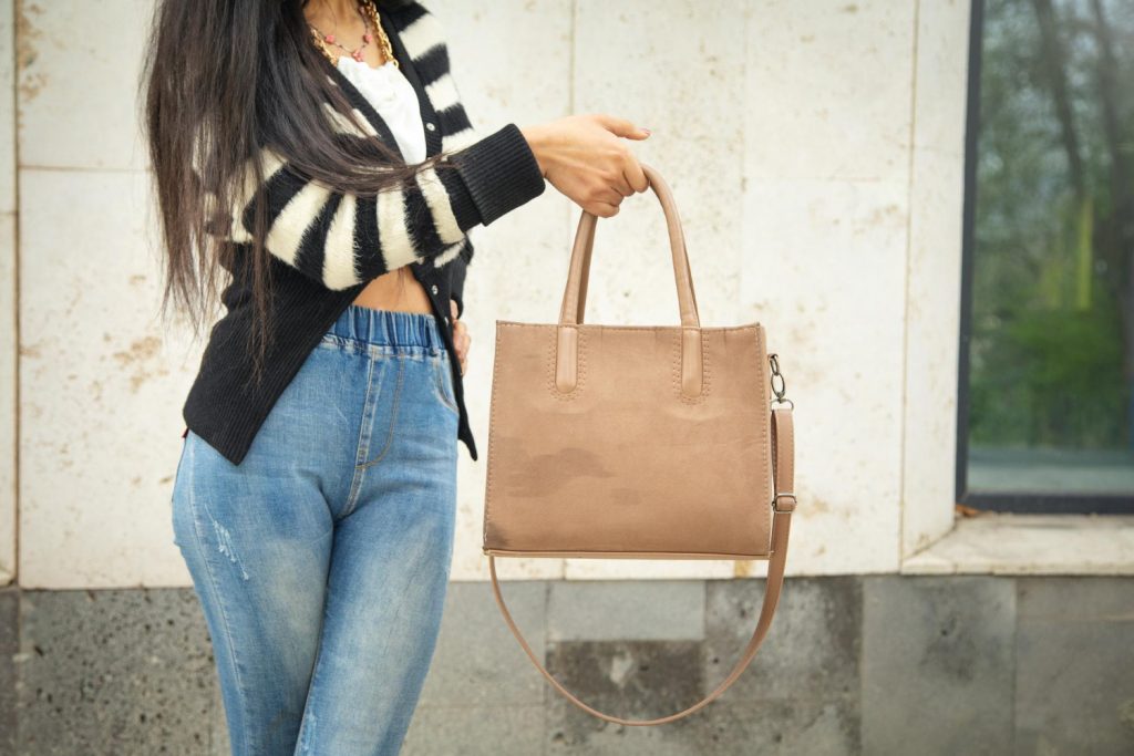 femme avec un sac