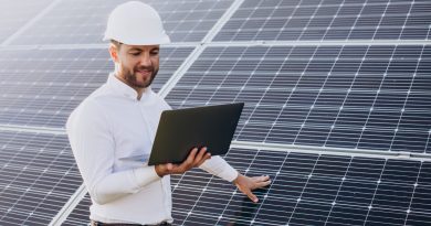 homme à côté de panneaux solaires
