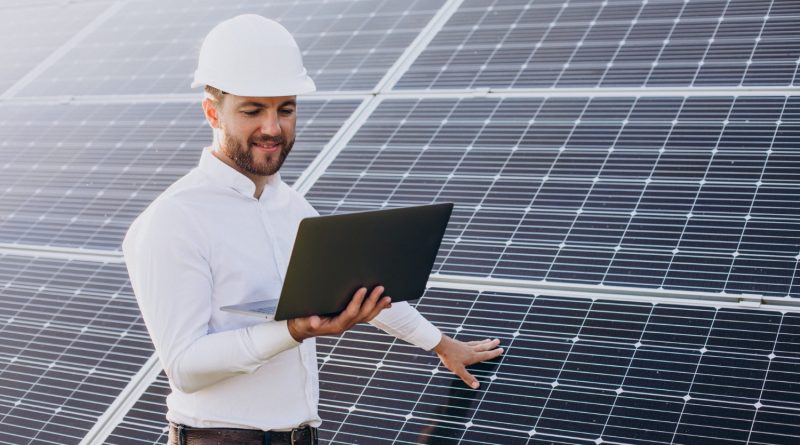 homme à côté de panneaux solaires