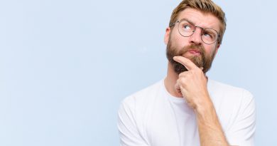 homme qui réfléchit