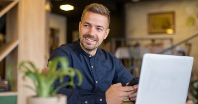homme qui travail à domicile