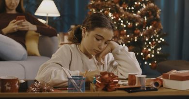 enfant écrivant une carte de noel