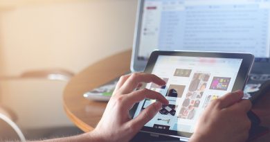 personne travaillant sur une tablette