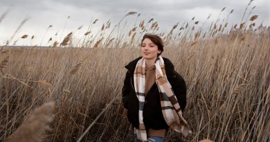 femme avec une écharpe dans un champs de blé