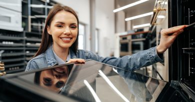 Femme dans un magasin d'électroménager