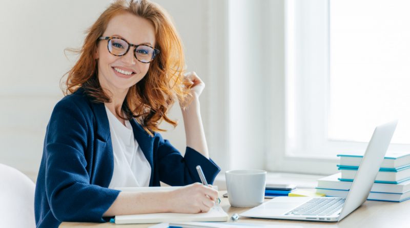 Femme rousse étudiant
