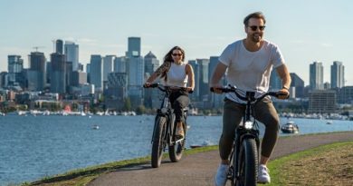 Un homme et une femme faisant du vélo électrique au bord d'une rivière