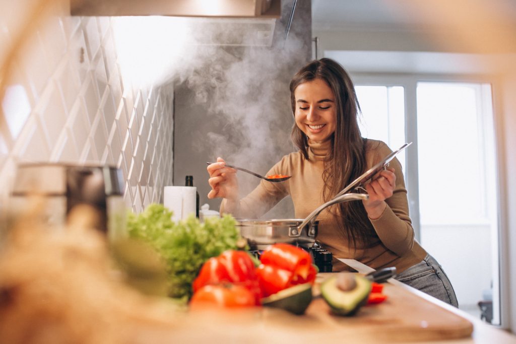 femme qui fait à manger