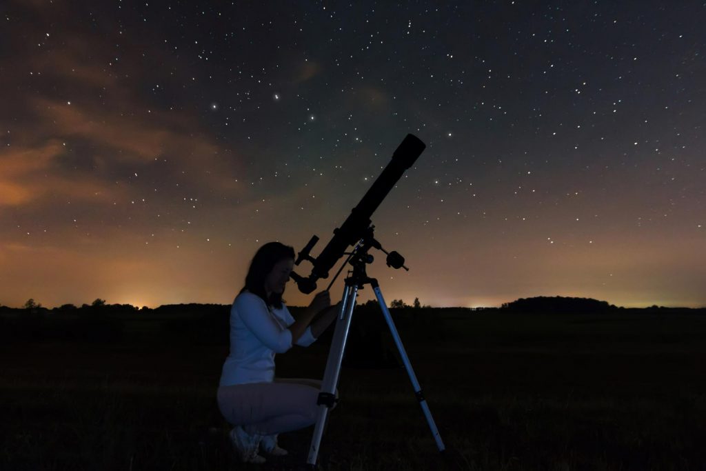 une femme regardant dans un téléscope