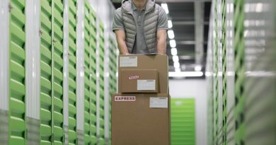 homme apportant un carton dans son espace de stockage