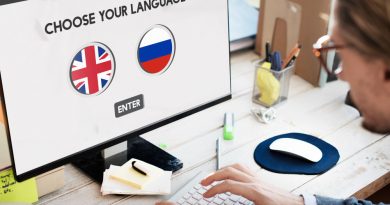 une femme apprenant des langues en ligne grâce à gg trad
