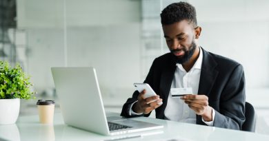 un homme payant sur internet