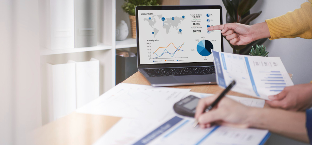 personnes travaillant le SEO d'un site