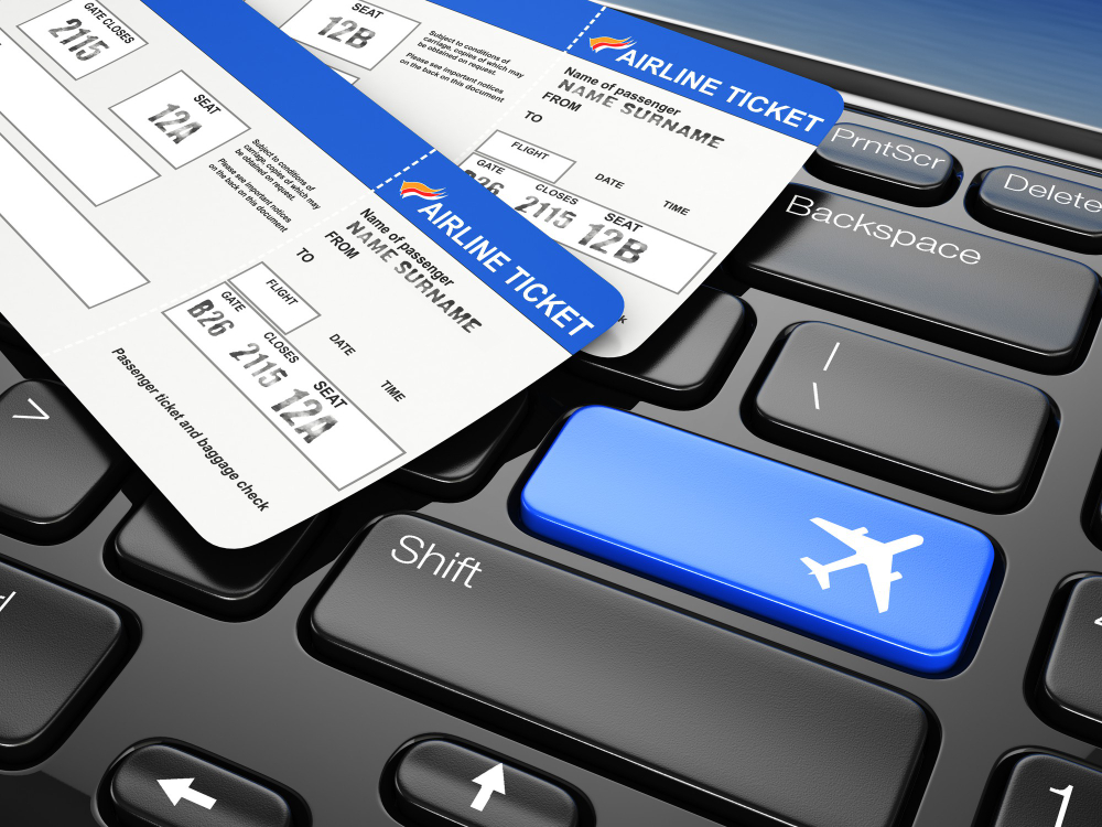 Billets de voyage sur un clavier d'ordinateur