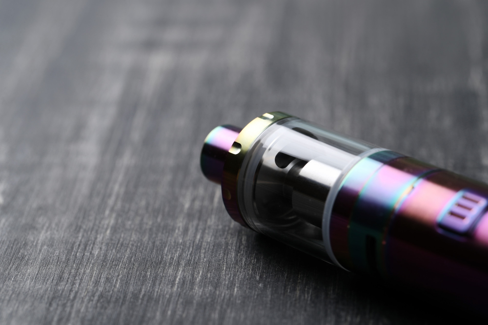 une cigarette électronique sur une table