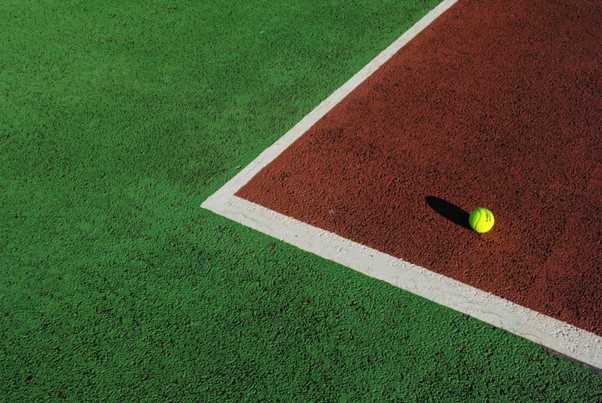 un terrain de tennis
