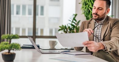 un comptable travaillant