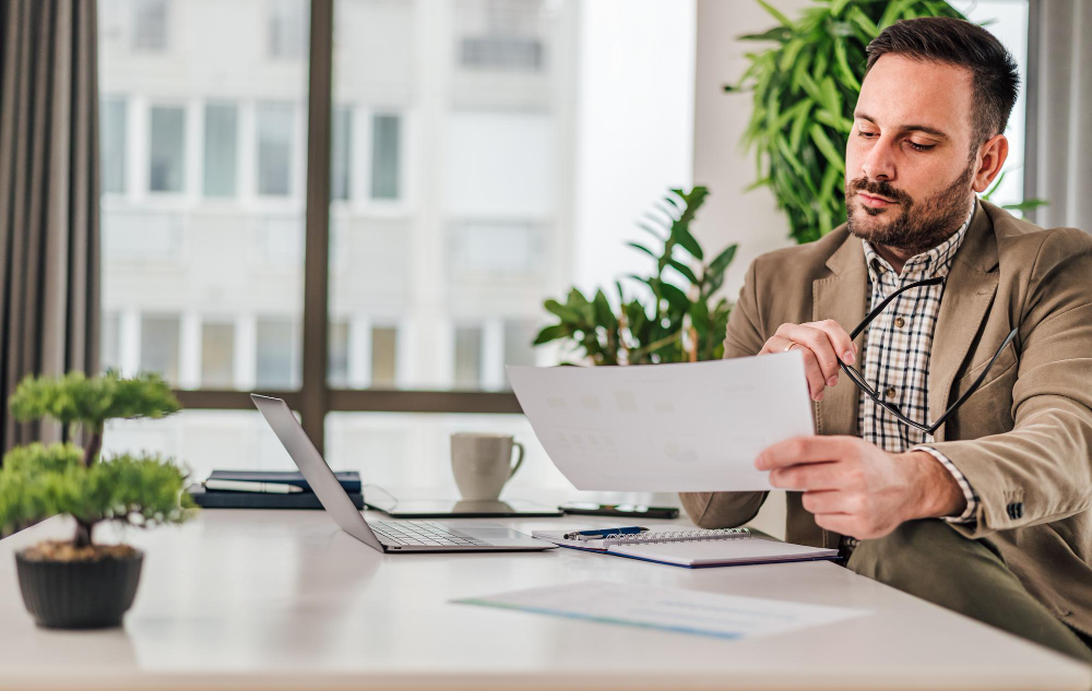 un comptable travaillant