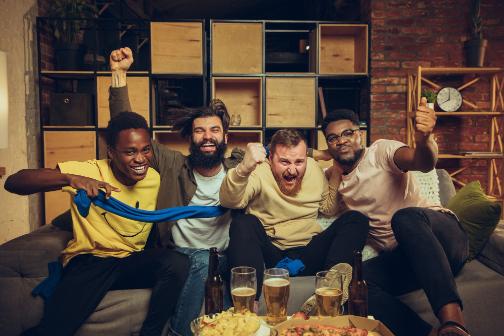 des amis regardant un match de foot dans leur canapé