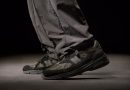 une homme portant des sneekers new balance