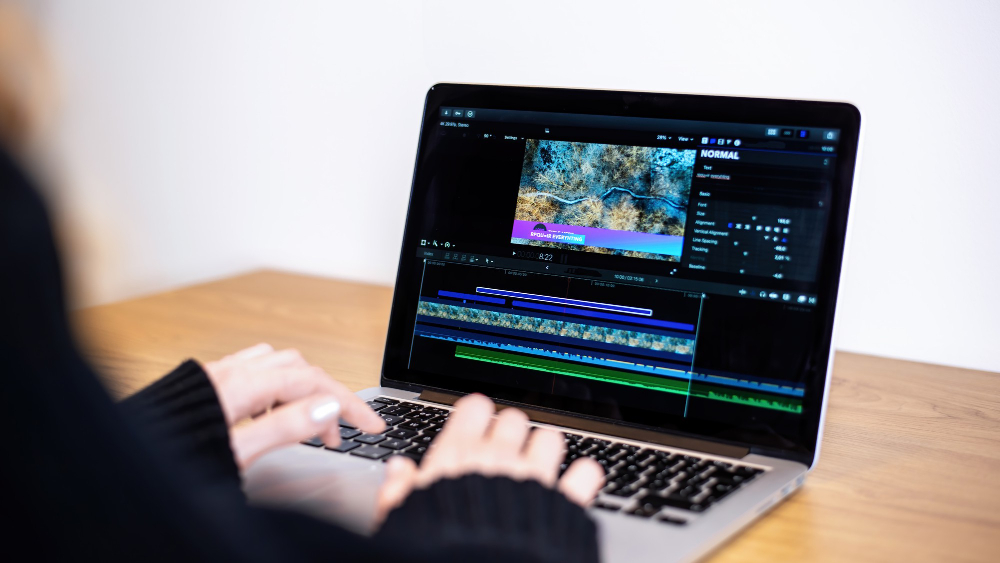 une personne faisant du montage vidéo sur son ordinateur