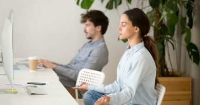 un femme zen devant son poste de travail