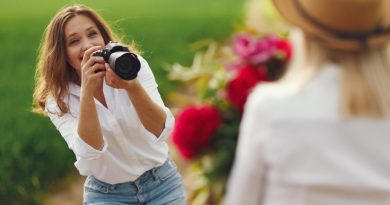 une photographe faisant une photo pendant un évennement de famille