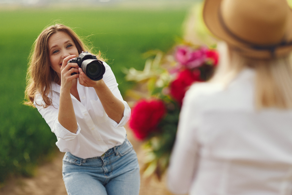une photographe faisant une photo pendant un évennement de famille