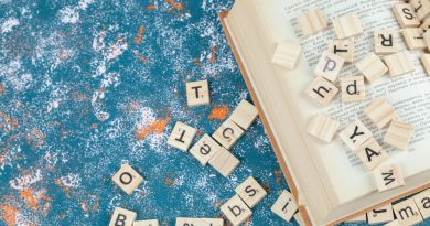 un livre recouvert de jetons de scrabble