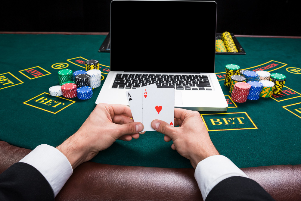 un homme qui joue au poker devant un ordinateur