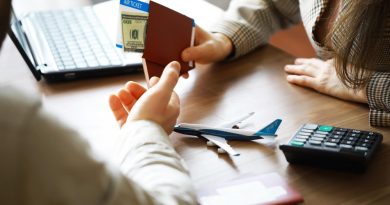 deux personnes qui s'échangent un porte monnaie contenant des billets à un bureau