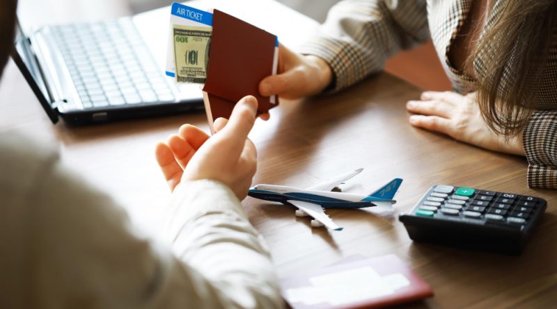 deux personnes qui s'échangent un porte monnaie contenant des billets à un bureau