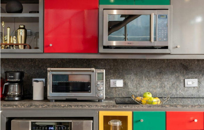 des équipements électroménagers dans une cuisine