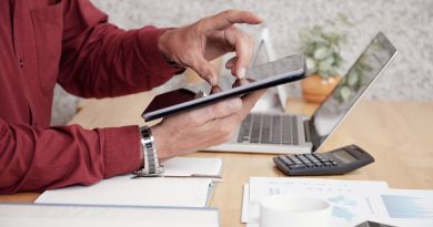 un homme au travail travaillant sur une tablette mobile
