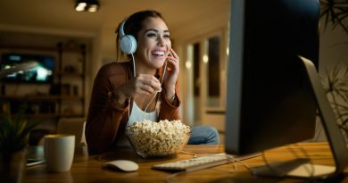 Femme regarde un film sur son ordinateur