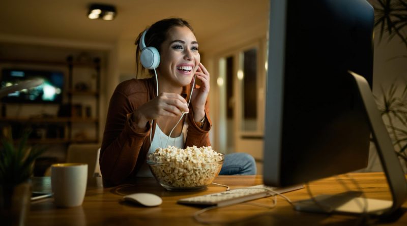Femme regarde un film sur son ordinateur