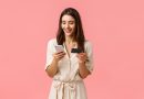 femme sur son telephone avec une carte de crédit