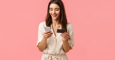 femme sur son telephone avec une carte de crédit