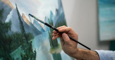 une personne paignant un tableau