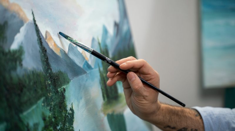 une personne paignant un tableau