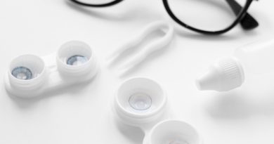des lentilles journalières à côté de lunette de vue