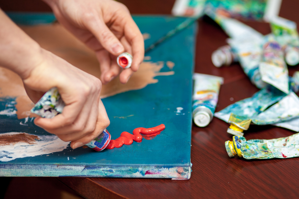 une personne faisant de la peinture